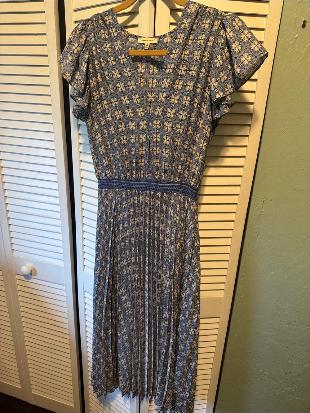 Blue Floral Pleated Midi Dress by Max studio